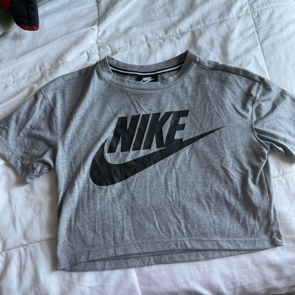 The Nike Sportswear Essential T-Shirt Size XS in Dark Grey Heather/Black